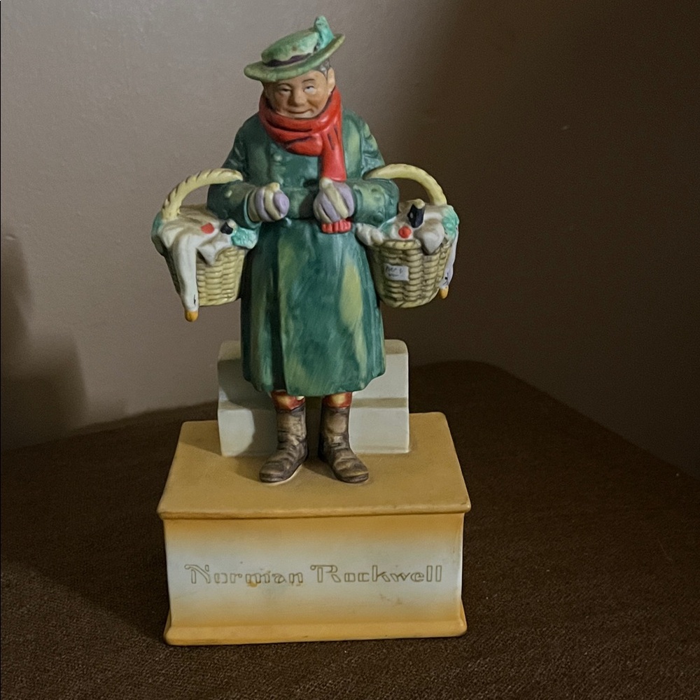 😀Vintage Schmid music box hand painted porcelain Japan Baskets of Joy